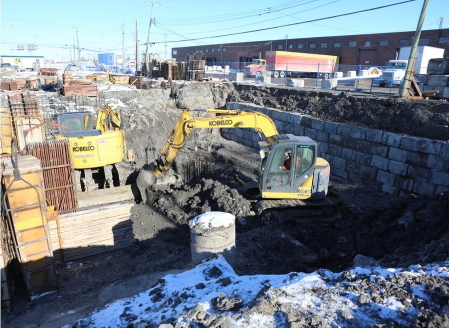 Excavation de fondation pour un centre de santé Inuit.