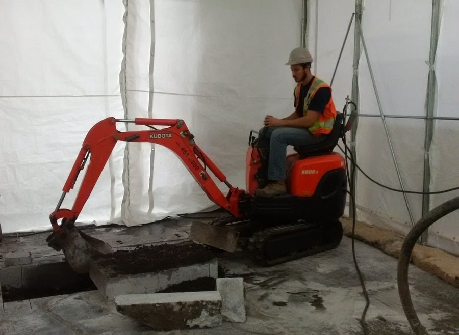 Excavation d'un système de drainage avec pelle électrique